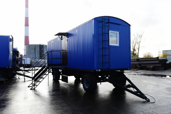 Вагон-дом бытовка жилая для проживания восьми человек на шасси тракторного прицепа передвижная — фото 1